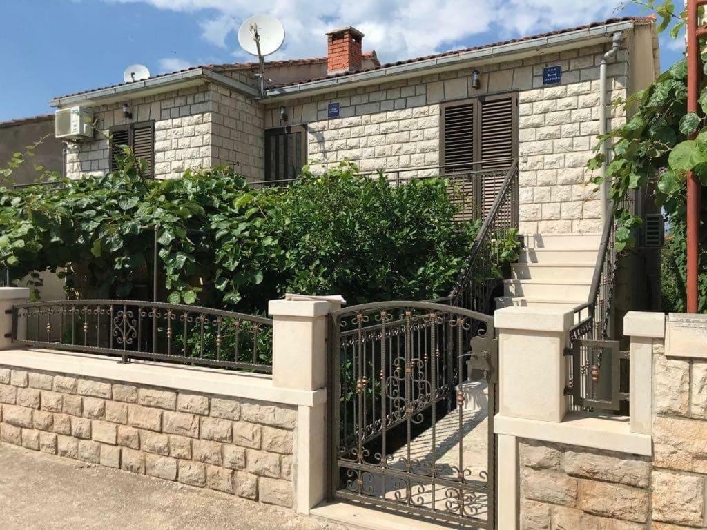 Apartmani Ivelic Supetar Exterior foto
